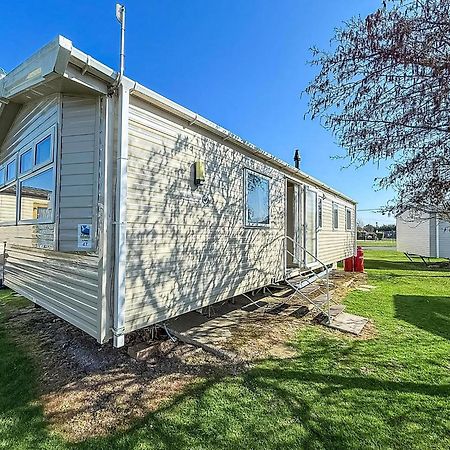 8 Berth Caravan For Hire At St Osyth Beach Ref 28047R Clacton-on-Sea Exteriér fotografie