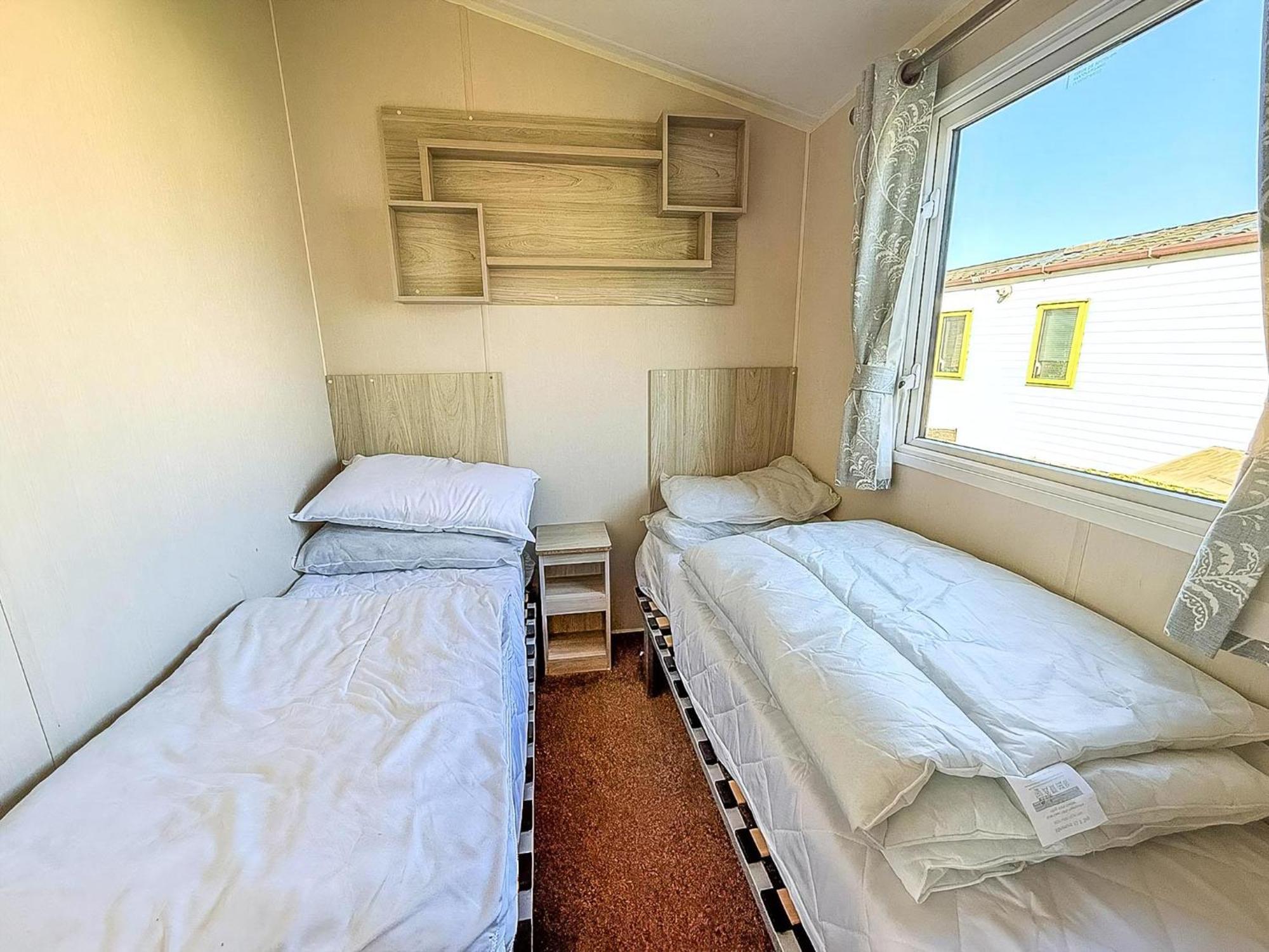 8 Berth Caravan For Hire At St Osyth Beach Ref 28047R Clacton-on-Sea Exteriér fotografie
